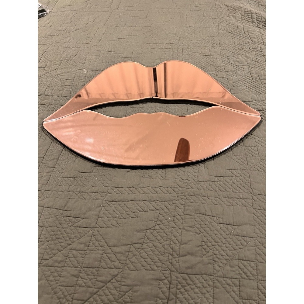 Mirror Lips Decor Very Sexy Measurements‎ In Photos